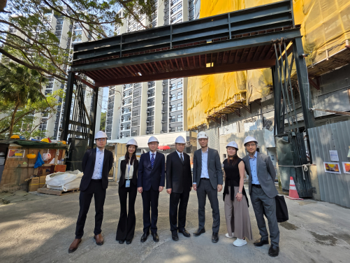 住建部標準定額司司長姚天瑋先生（左四）在港大物業處副處長朱耀樑博士（姚先生右側）的陪同下，參觀港大西苑MiC發展項目
 